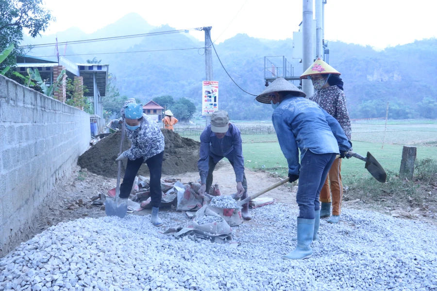  Người dân góp công, hiến đất làm đường nông thôn mới.