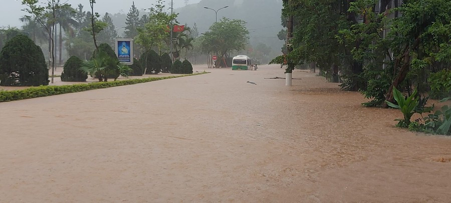 Mưa lớn gây ngập sâu tuyến đường Trung tâm huyện Quỳnh Nhai cũ (ngày 15/7/2023).