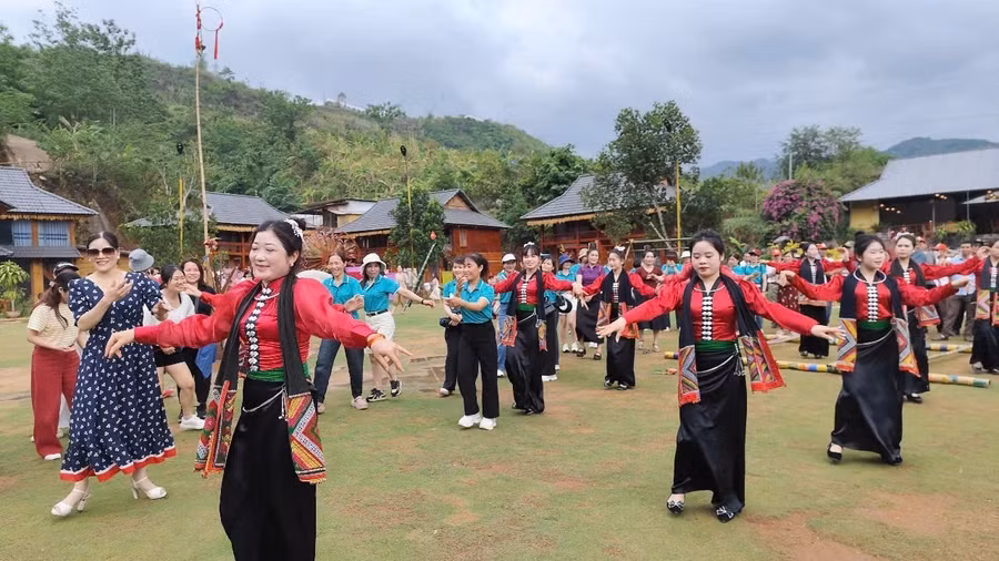 Du khách giao lưu múa xoè với người dân địa phương.