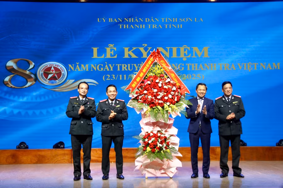 Ông Nguyễn Đình Việt, Chủ tịch UBND tỉnh Sơn La (người thứ 2 từ phải sang) tặng hoa Chánh Thanh tra tỉnh.