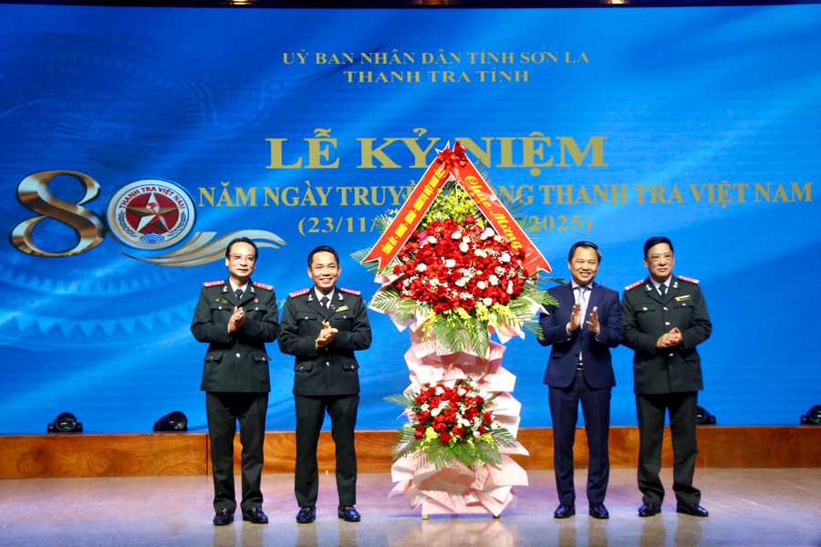 Ông Nguyễn Đình Việt, Chủ tịch UBND tỉnh Sơn La (người thứ 2 từ phải sang) tặng hoa Chánh Thanh tra tỉnh.