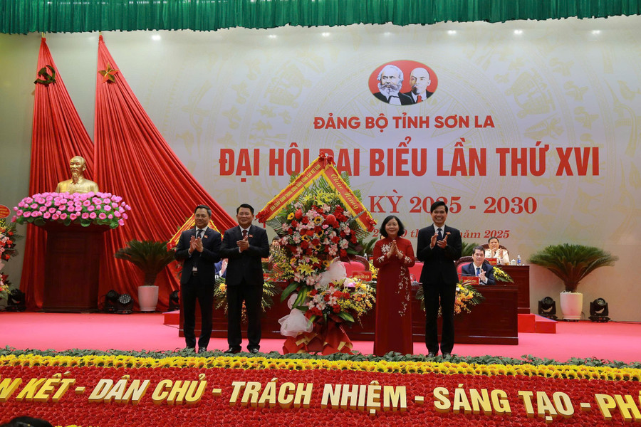 Bà Bùi Thị Minh Hoài tặng hoa chúc mừng Đại hội.