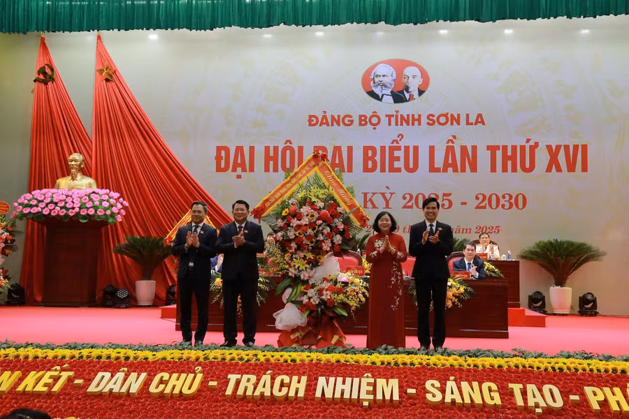 Bà Bùi Thị Minh Hoài tặng hoa chúc mừng Đại hội.