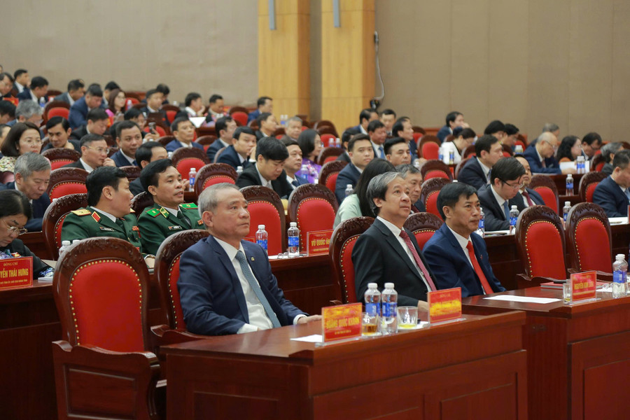 Bộ trưởng GD&ĐT Nguyễn Kim Sơn (người thứ 2 từ trái sang) cùng các đại biểu tham dự Đại hội. z7058224444859-ea939eda411193200cee670be6036ccb.jpg