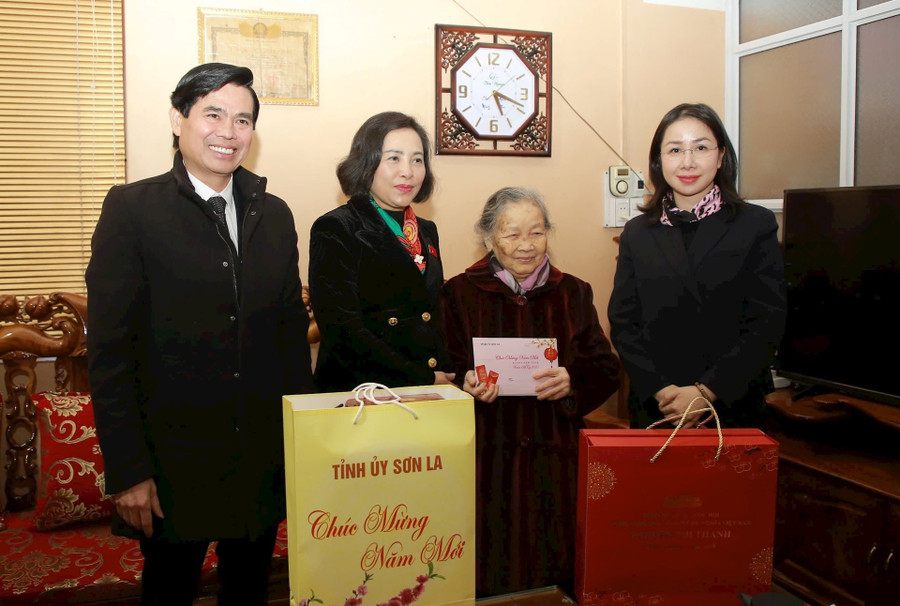 Bà Nguyễn Thị Thanh - Phó Chủ tịch Quốc hội (người thứ 2 từ trái sang) cùng đoàn công tác tặng quà gia đình bà Phạm Thị Y, vợ liệt sỹ tại thị trấn Mộc Châu.