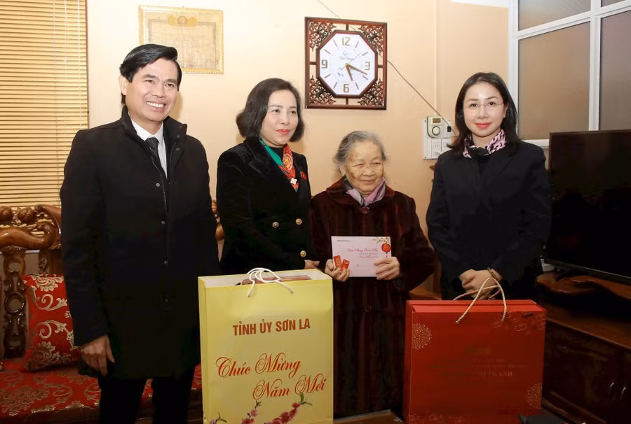 Bà Nguyễn Thị Thanh - Phó Chủ tịch Quốc hội (người thứ 2 từ trái sang) cùng đoàn công tác tặng quà gia đình bà Phạm Thị Y, vợ liệt sỹ tại thị trấn Mộc Châu.