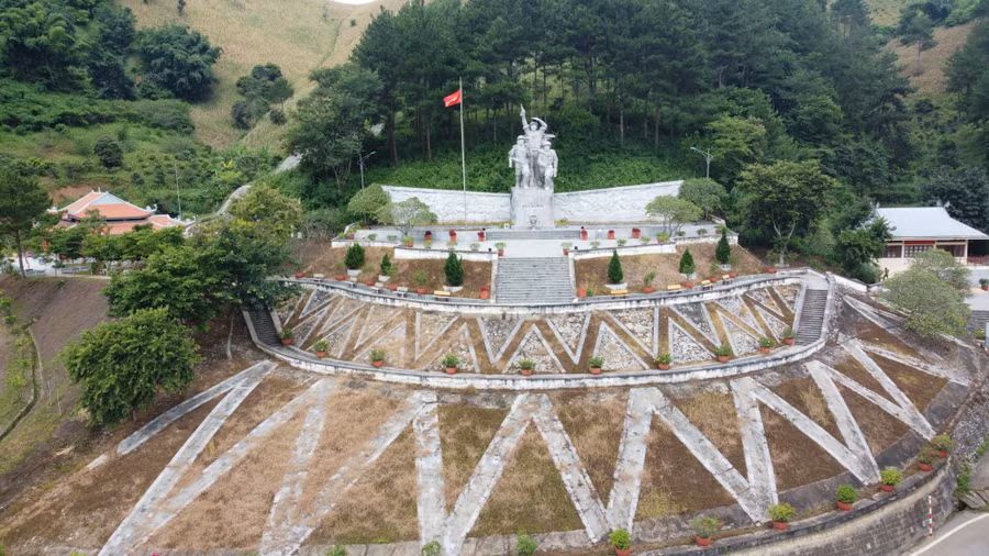 Tượng đài tưởng niệm liệt sỹ TNXP tại Ngã ba Cò Nòi.