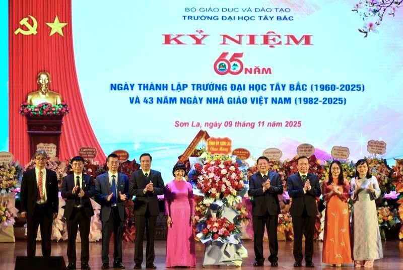 Lãnh đạo tỉnh Sơn La tặng hoa chúc mừng Trường Đại học Tây Bắc.