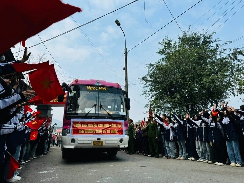 Đoàn xe đưa tân binh lên đường nhập ngũ.