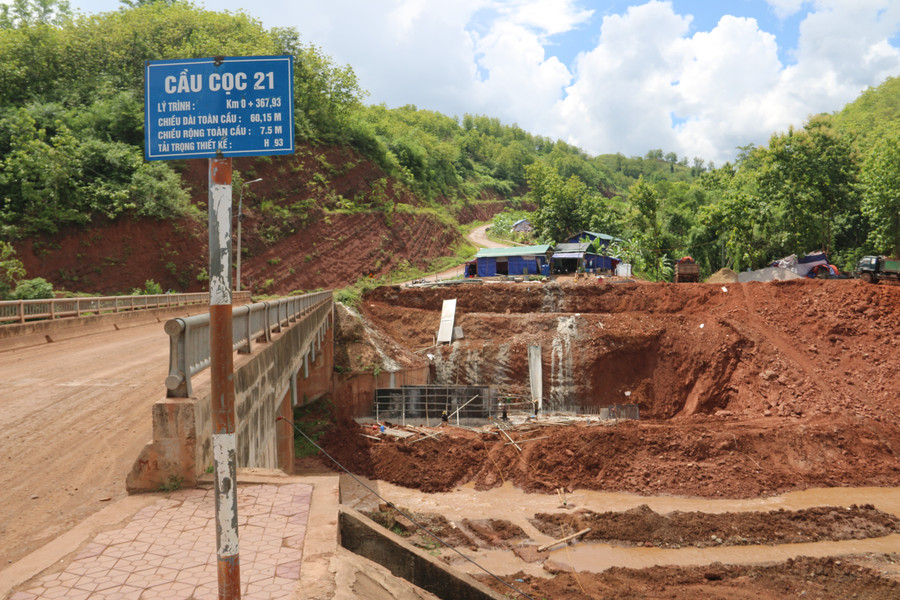 Các nhà thầu đang thi công công trình tại bờ suối thuộc thị trấn Yên Châu. img-1735.jpg