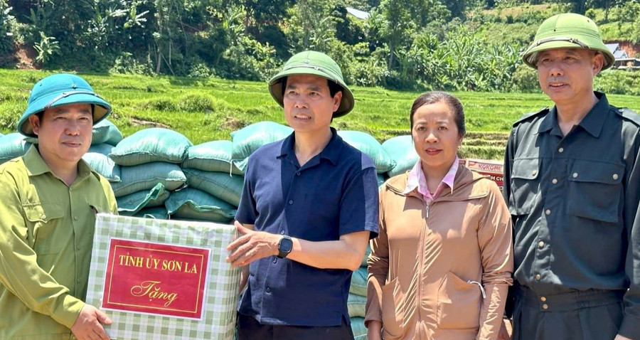 Ông Hoàng Quốc Khánh, Bí thư Tỉnh ủy Sơn La (thứ 3 bên phải) cùng đoàn công tác hỗ trợ gạo và nhu yếu phẩm cho người dân. z6849690303610-2d118ea1b3b509e16d0012a7946f5638.jpg