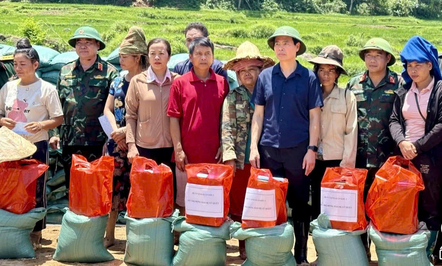 Trao hàng cứu trợ cho người dân chịu ảnh hưởng do mưa lũ.