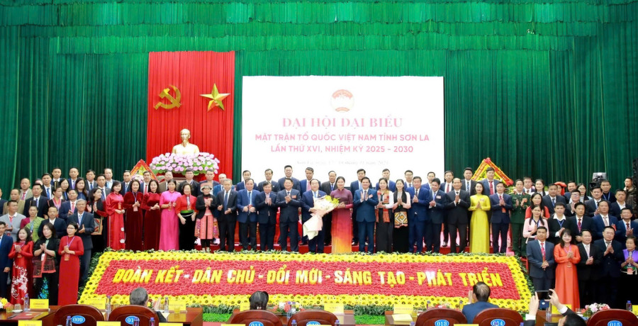 Các đại biểu tặng hoa chúc mừng Ủy ban MTTQ Việt Nam tỉnh Sơn La khóa XVI, nhiệm kỳ 2025-2030.