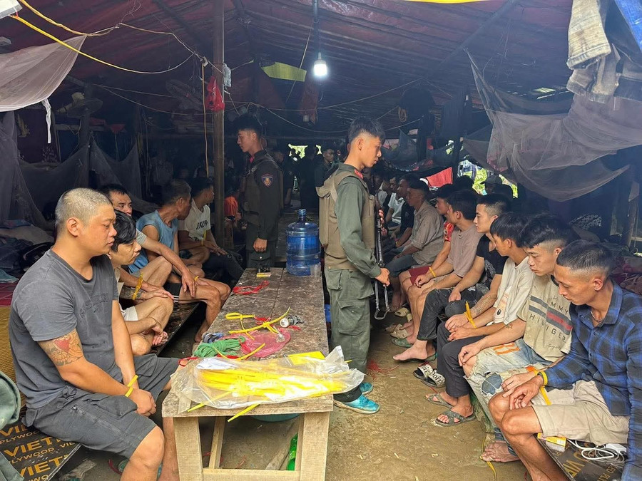 Lực lượng Công an tiến hành bắt giữ nhóm người tại khu vực khai thác vàng.