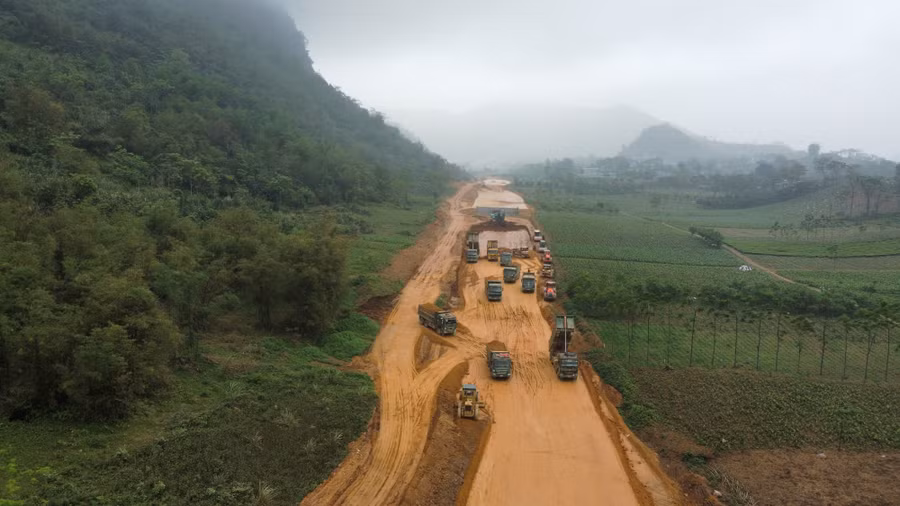 Đoạn đường cao tốc Hoà Bình - Mộc Châu đang thi công tại xóm Sèo (xã Cao Sơn, huyện Đà Bắc).