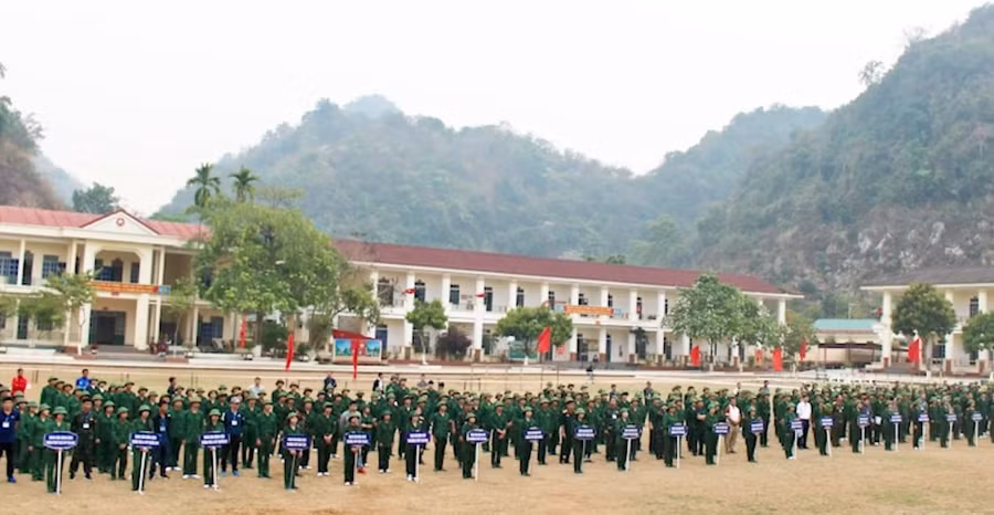 Các em học sinh đến từ 42 đơn vị trường học tham dự hội thao.