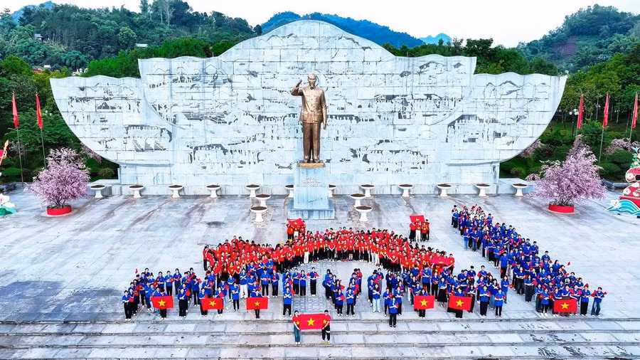 Các đoàn viên thanh niên xếp hình bản đồ Việt Nam tại Quảng trường Tây Bắc.