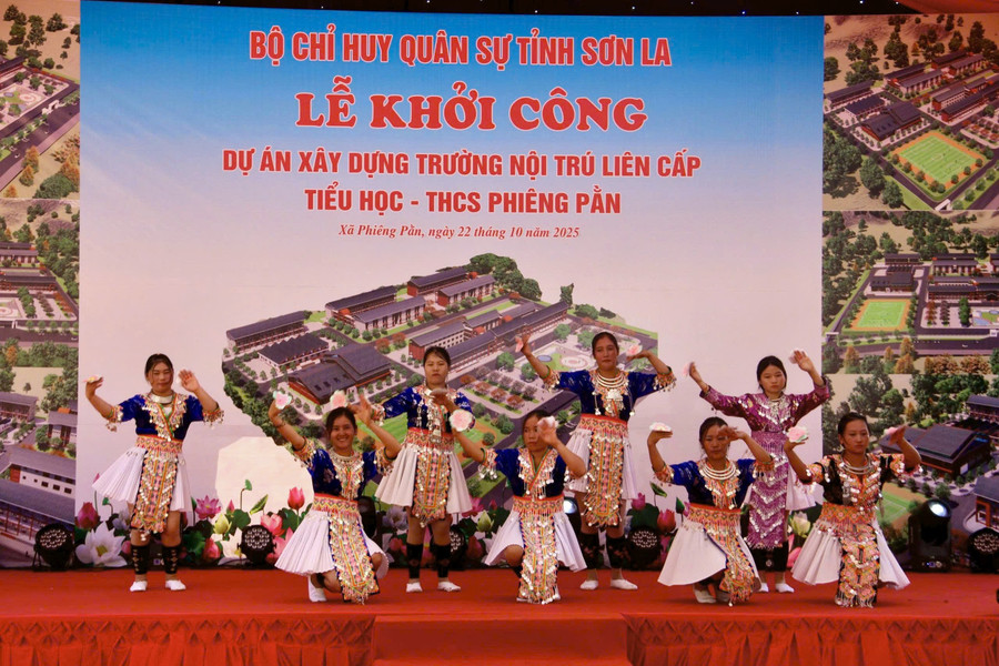 Tiết mục văn nghệ tại lễ khởi công. z7143468129807-ec75b769f1cadb801394ce1e3cf9db73.jpg