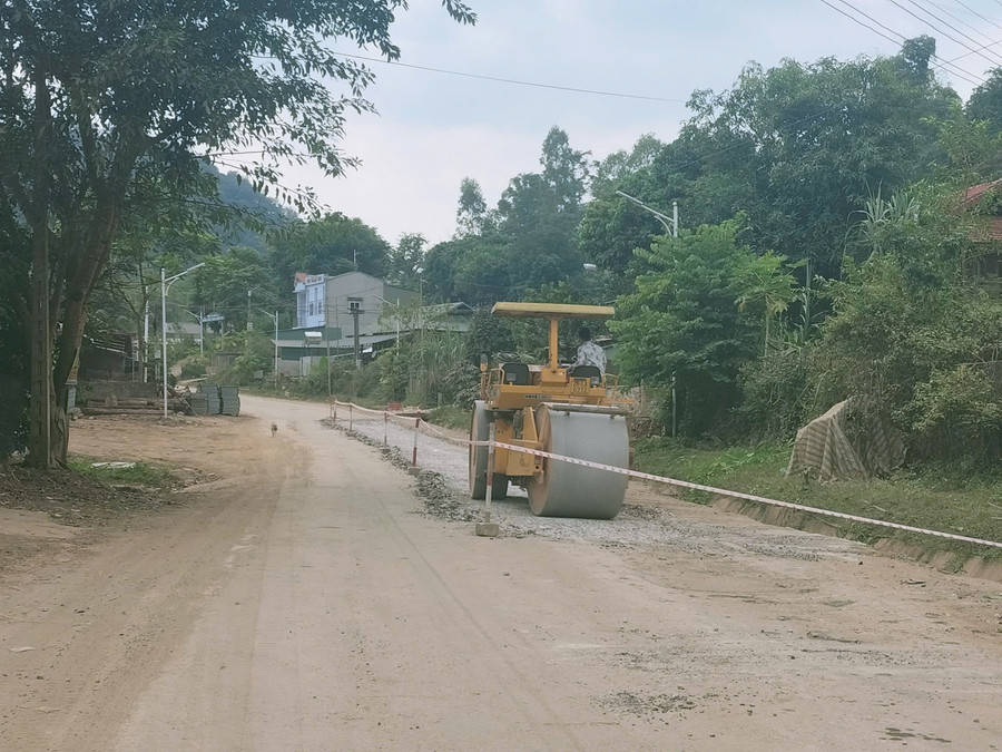Không chỉ tập trung phát triển kinh tế, xã Kim Bon còn tu sửa đường sá cho người dân tiện lợi giao thương. z7174991782007-064771a9edc74ac47ff1571df13c8c96.jpg