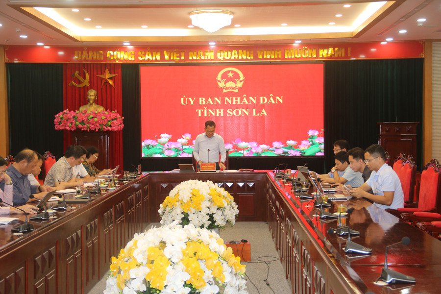 Ông Nguyễn Đình Việt, Chủ tịch UBND Tỉnh Sơn La chủ trì cuộc họp bàn phương án xây dựng trường học. img-8394.jpg