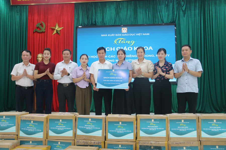 Đại diện các trường học ở xã Sông Mã nhận SGK của Nhà xuất bản Giáo dục Việt Nam. img-8595.jpg