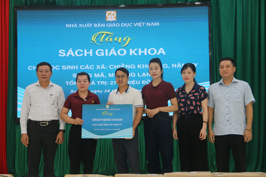 Nhà xuất bản Giáo dục Việt Nam trao tặng SGK cho đại diện các trường học xã Nậm Ty. img-8598.jpg
