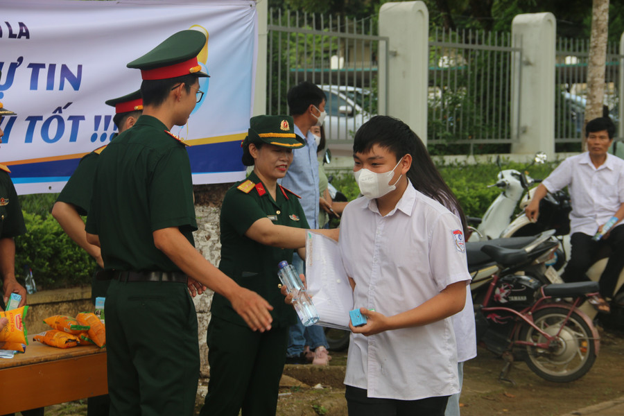 Lực lượng Quân đội hỗ trợ nước lọc, đồ ăn sáng cho các thí sinh dự thi. img-3398.jpg