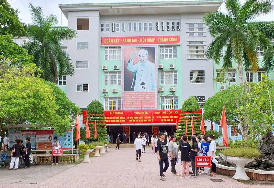 Học sinh trường THPT Chuyên Hoàng Văn Thụ, thành phố Hoà Bình đang tích cực đến trường ôn luyện thi tốt nghiệp.