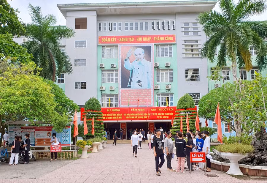 Học sinh trường THPT Chuyên Hoàng Văn Thụ, thành phố Hoà Bình đang tích cực đến trường ôn luyện thi tốt nghiệp.