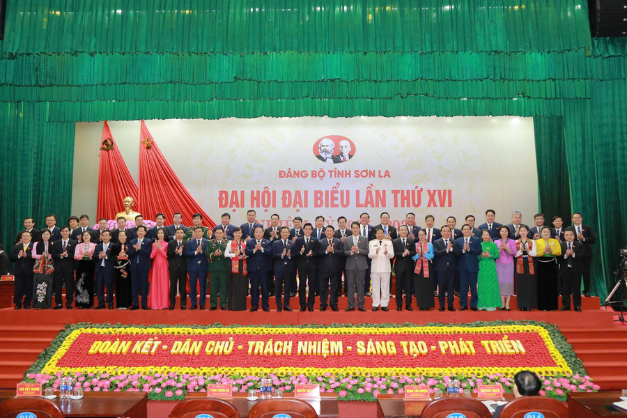 Ban Chấp hành Đảng bộ tỉnh Sơn La khóa XVI ra mắt. z7058855508243-d89a0f801a26a2e9d6ee8acfbf39727e.jpg