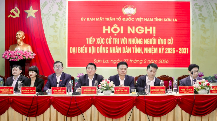 Các đại biểu tiếp xúc cử tri tại Bộ Chỉ huy Quân sự tỉnh Sơn La.