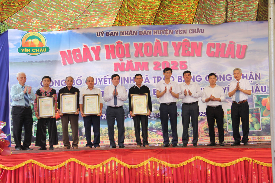 Lãnh đạo Hội bảo vệ thiên nhiên và Môi trường Việt Nam trao Bằng công nhận Cây di sản Việt Nam. img-7495.jpg