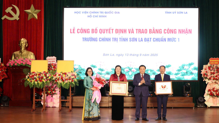 Ông Nguyễn Xuân Thắng trao Bằng công nhận cho Trường Chính trị tỉnh Sơn La.