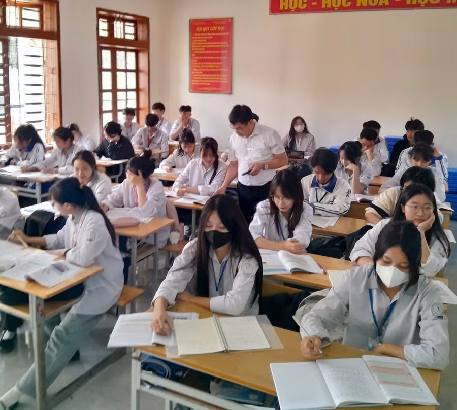 Học sinh trường THPT Cò Nòi, huyện Mai Sơn chăm chú ôn luyện.