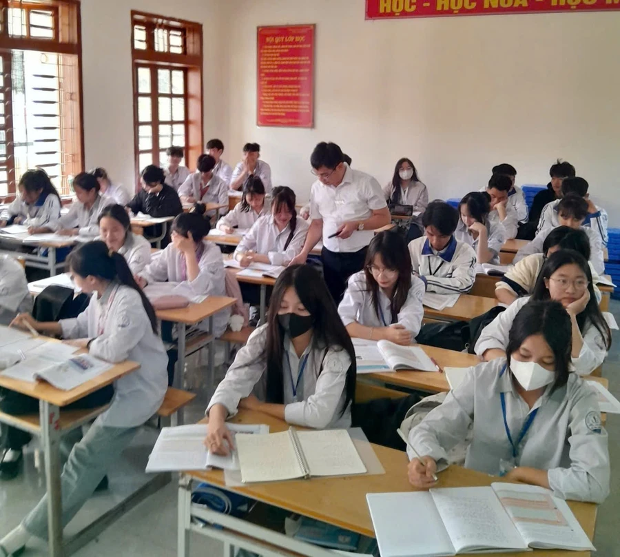 Học sinh trường THPT Cò Nòi, huyện Mai Sơn chăm chú ôn luyện.
