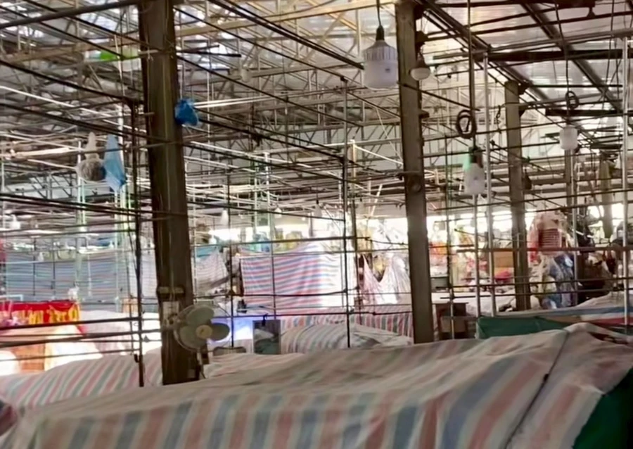 Chợ Trung tâm TP Sơn La đìu hiu, vắng người mua bán qua lại.