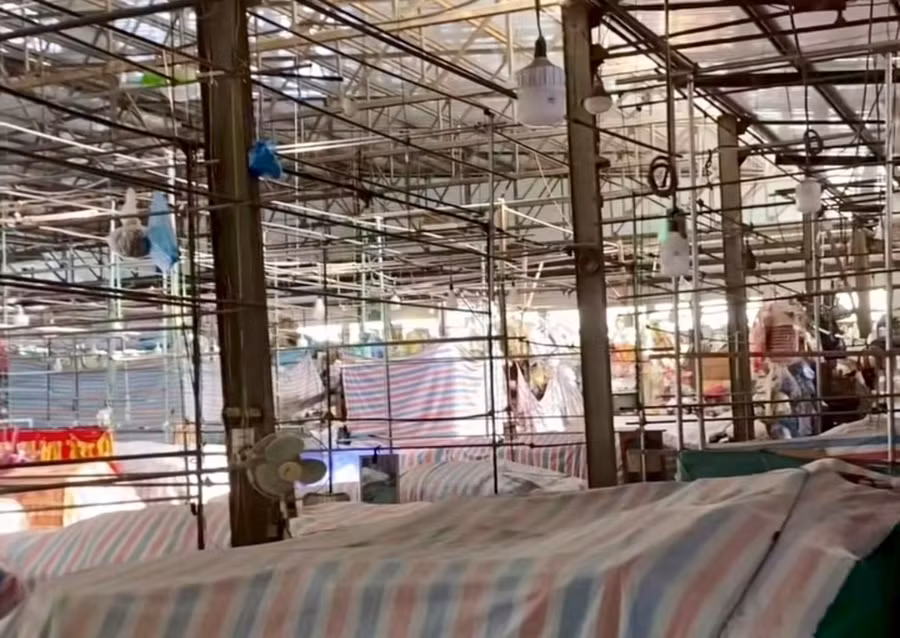 Chợ Trung tâm TP Sơn La đìu hiu, vắng người mua bán qua lại.