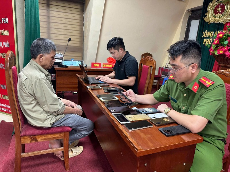 Lực lượng Công an lấy lời khai 1 người khai thác vàng. 5-1752752751685.jpg