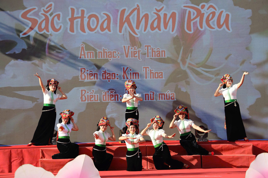 Các đội thi biểu diễn múa xòe sắc hoa khăn piêu tại buổi khai mạc.