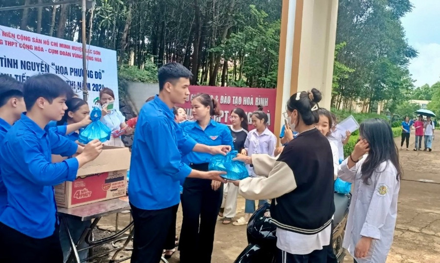 Lực lượng thanh niên tình nguyện hỗ trợ nước uống cho các sĩ tử. 6828610890e949250859d568.jpg