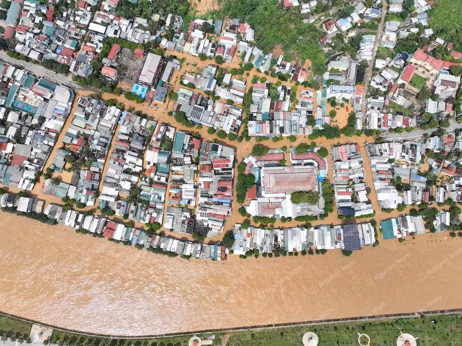 Nhiều ngôi nhà ven sông Mã bị ngập sâu.