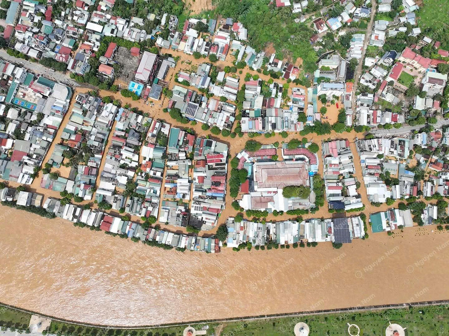 Nhiều ngôi nhà ven sông Mã bị ngập sâu.