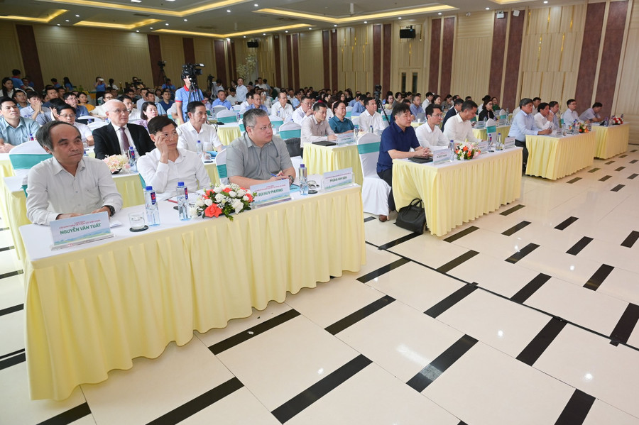 Các đại biểu dự Diễn đàn “Kết nối sản xuất và thương mại nông lâm sản các tỉnh Tây Bắc”. z6761068487378-69e3b3666445de2eee39ee092e21bafa.jpg