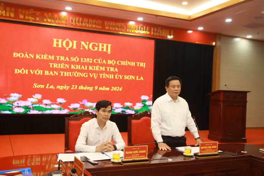 Ông Nguyễn Xuân Thắng, Ủy viên Bộ Chính trị, Giám đốc Học viện Chính trị Quốc gia Hồ Chí Minh, Chủ tịch Hội đồng Lý luận Trung ương phát biểu (bên phải).