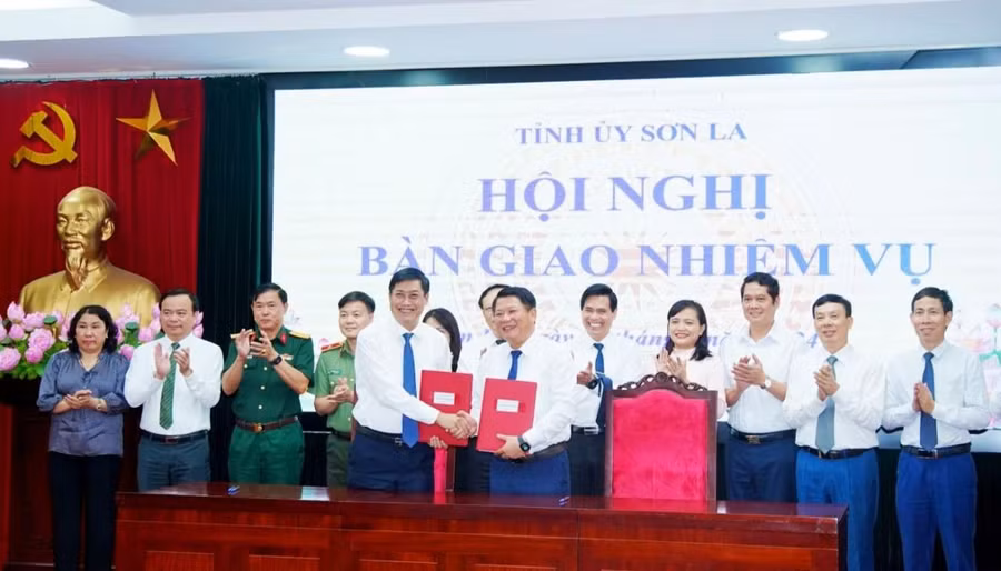 Ông Nguyễn Hữu Đông ký biên bản bàn giao nhiệm vụ Bí thư Tỉnh ủy cho ông Lò Minh Hùng.