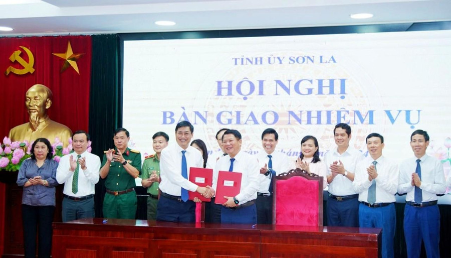 Ông Nguyễn Hữu Đông ký biên bản bàn giao nhiệm vụ Bí thư Tỉnh ủy cho ông Lò Minh Hùng.
