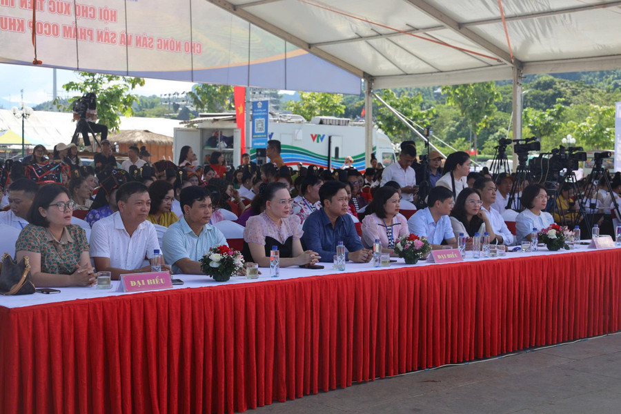 Các đại biểu tham dự khai mạc Liên hoan nghệ thuật xòe Thái tỉnh Sơn La lần thứ II, năm 2025. z7095094371227-9ddab1cc85787860826404a22cc61c87.jpg