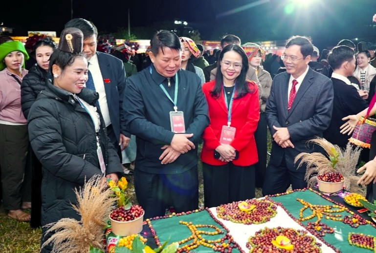 Các lãnh đạo tỉnh Sơn La và phường Chiềng An tham quan gian trưng bày cà phê.