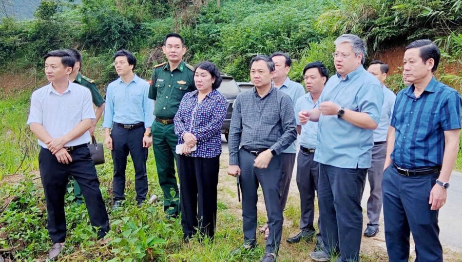 Ông Nguyễn Đình Việt, Chủ tịch UBND Tỉnh Sơn La (người thứ 3 từ phải sang) cùng đoàn công tác khảo sát xây dựng trường học.