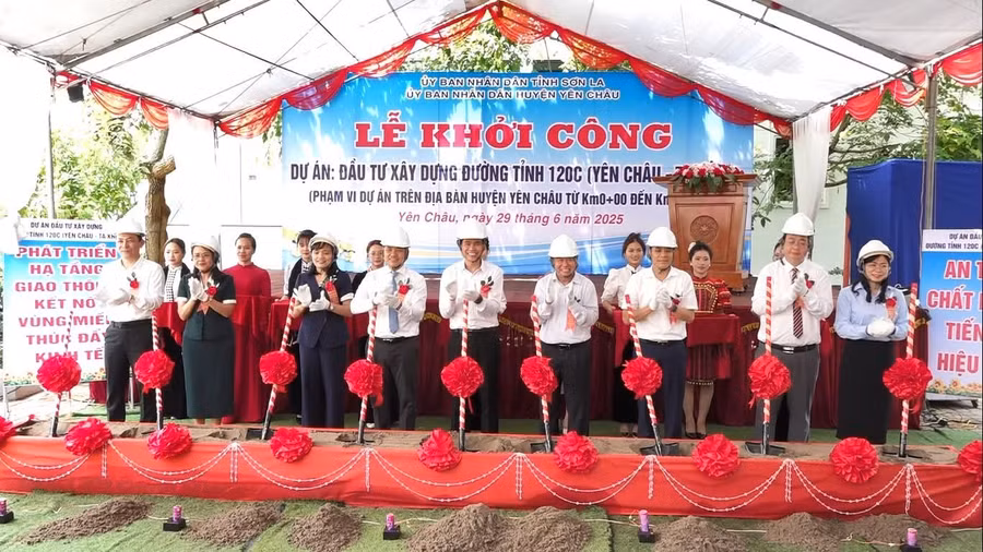 Các đại biểu thực hiện nghi thức khởi công dự án.